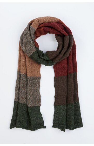 Langer Schal mit breiten horizontalen Streifen in rostrot, dunkelgrün, grau und braun, rechteckige Form, gestrickt, offene Enden