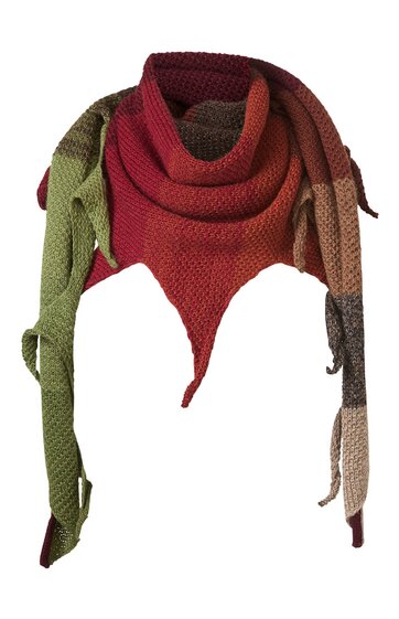 Dreieckiges Stricktuch in Grüntönen, Rot, Orange und Braun, mehrfarbig gestreift, mit länglichen Zipfeln an den Enden
