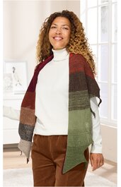 Damenponcho in Streifenmuster mit den Farben dunkelrot, braun, dunkelgrün und olivegrün, rechteckige Form, getragen von stehender Frau mit weißem Rollkragenpullover und brauner Hose, offen fallend über Schultern