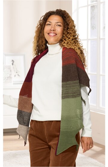Damenponcho in Streifenmuster mit den Farben dunkelrot, braun, dunkelgrün und olivegrün, rechteckige Form, getragen von stehender Frau mit weißem Rollkragenpullover und brauner Hose, offen fallend über Schultern