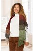 Damenponcho in Streifenmuster mit den Farben dunkelrot, braun, dunkelgrün und olivegrün, rechteckige Form, getragen von stehender Frau mit weißem Rollkragenpullover und brauner Hose, offen fallend über Schultern