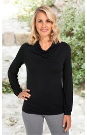 Schwarzer Langarmpullover mit weitem Rollkragen, schmaler Schnitt, getragen von stehender Frau mit Hand in Hüfte, graue Hose