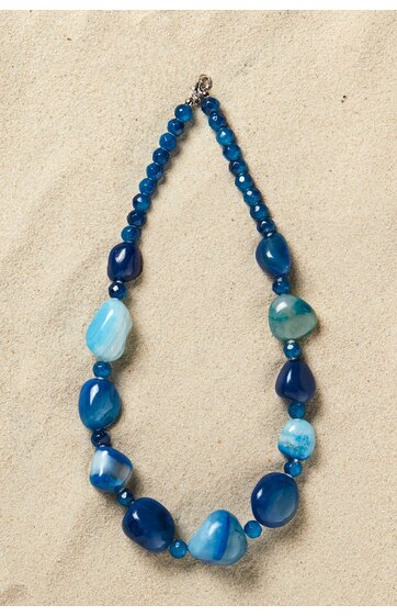 Halskette mit unterschiedlich großen, glatten und facettierten blauen Perlen in verschiedenen Blautönen, auffällige ovale und runde Formen, ohne Verschluss sichtbar