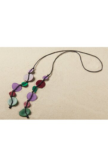 Lange Halskette mit bunten, flachen hängenden Elementen in Grün, Rot, Violett und Lila, ovale und runde Formen, an schwarzer Schnur aufgefädelt, schlichtes Design ohne Verschluss erkennbar