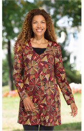 Rotes Langarmkleid mit buntem geometrischem Fächermuster, Rundhalsausschnitt, leicht tailliert, knielang, getragen von lächelnder stehender Frau