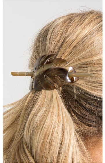 Haarclip für Pferdeschwanz, braun mit marmoriertem Muster, gebogener Klammer mit Stabverschluss, getragen an blondem, nach hinten gebundenem Haar