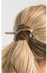 Haarclip für Pferdeschwanz, braun mit marmoriertem Muster, gebogener Klammer mit Stabverschluss, getragen an blondem, nach hinten gebundenem Haar