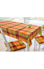 Tischdecke für Esszimmertisch, karierte Muster in Orange, Rot, Grün und Gelb, dekorative Apfel- und Blättermotive in den Karos, zwei weiße Holzstühle mit gepolsterten Sitzkissen in passenden Farben, aufgedeckter Tisch mit zwei Weingläsern und zwei gr