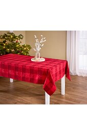 Rote rechteckige Tischdecke mit Karomuster, auf weißem Tisch, dekoriert mit weißem Deko-Tablett und Glasvasen, im Hintergrund geschmückter Weihnachtsbaum, Holzboden, helle Wand, Fenster mit weißem Vorhang