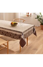 Rechteckige Tischdecke in beige und braun mit floralem Muster, breite gemusterte Bordüre, auf Esstisch mit Holzbeinen, einzelne Glasgläser und Schale mit Obst darauf, helle, minimalistisch eingerichtete Küche