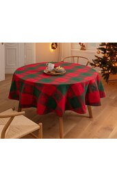 Runder Esstisch mit rot-grün kariertem Tischdecke, zwei Holzstühle mit hellem Holz und geflochtenen Sitzflächen, weiße Tasse, Teller mit Plätzchen und Schale mit Nüssen auf Tisch, weihnachtliche Dekoration im Hintergrund