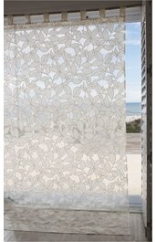 Weißer, halbtransparenter Rolloschirm mit floralem Muster aus Blättern und Blüten, rechteckige Form, an einer Decke montiert, durchscheinend mit Blick auf Außenbereich mit Strand und Meer
