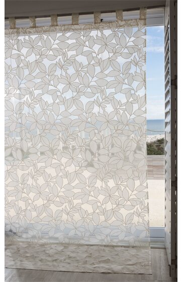 Weißer, halbtransparenter Rolloschirm mit floralem Muster aus Blättern und Blüten, rechteckige Form, an einer Decke montiert, durchscheinend mit Blick auf Außenbereich mit Strand und Meer