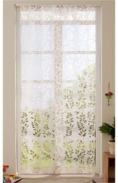 Weißer halbtransparenter Gardinenschal mit grünem Blättermuster, rechteckig, an Gardinenstange befestigt, im Wohnraum vor Fenster, Licht fällt durch, links daneben Blumenkasten auf Fensterbank, rechts Pflanze und Möbel