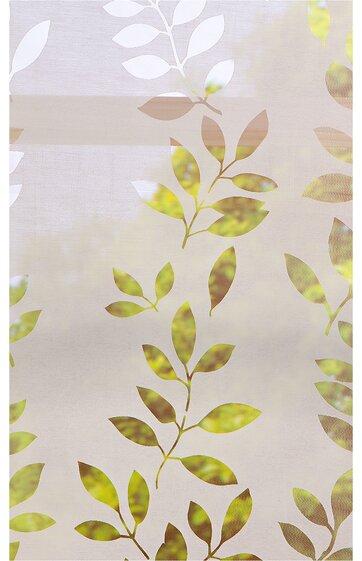 Transparenter Vorhang in Beige mit grünem, braunem und weißem Blättermuster, senkrechte Streifen im Hintergrund, lose hängend