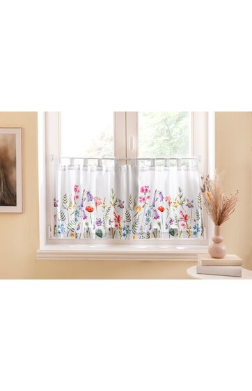 Weiße Scheibengardine mit buntem Blumenmuster, halbtransparent, mit Kräuselband oben, hängend vor Fenster, leicht fallend, rechteckige Form