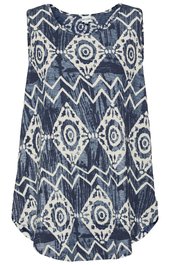Ärmellose Bluse in Dunkelblau mit weißem geometrischem Muster, Rundhalsausschnitt, lockere Form, leicht tailliert, leicht längerer Rücken