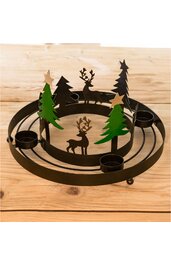 Runder schwarzer Metall-Teelichthalter mit drei Halterungen, dekoriert mit grünen und schwarzen Tannebäumen, zwei goldenen Sternen, zwei braunen Hirschen, steht auf Holzfläche