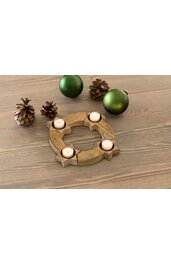 Adventskranz aus naturfarbenem Holz in Sternform, mit vier runden weißen Teelichthaltern, umgeben von drei grünen Christbaumkugeln und drei braunen Kiefernzapfen, auf hellem Holztisch