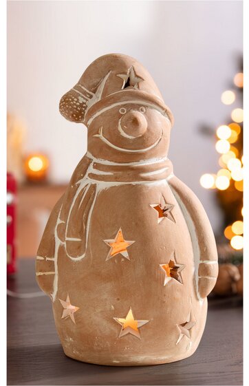 Beige Schneemann-Figur mit Mütze und Schal, Sternenförmigen Ausstanzungen, rundliche Form, lächelndes Gesicht, leuchtet von innen