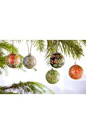 Fünf dekorative Christbaumkugeln in Rot, Silber, Dunkelblau, Grün und Orange mit farbenfrohen, floralen Mustern, hängend an grünen Tannenzweigen, runde Form, glatter, glänzender Oberflächen
