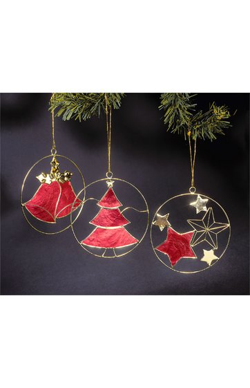 Drei runde Weihnachtsanhänger in Gold, rot und silber, mit Motiv Glocken, Tannenbaum und Stern, aufgehängt an grünen Tannenzweigen, filigrane Drahtumrandung, leichte Transparenz, dekorativ