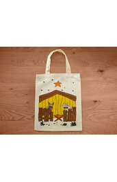 Beige Stofftasche mit Motiv einer Krippe in Braun und Gelb, brauner, gezackter Zaun, brauner Esel links, weißes Schaf rechts, oranges Lagerfeuer in der Mitte, großer orangefarbener Stern oben, kleine schwarze Sterne verteilt