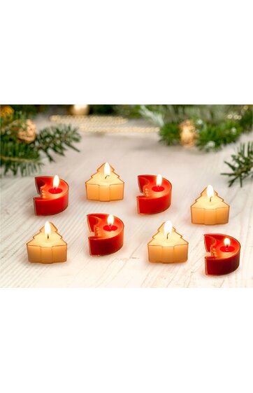 Acht kleine Teelichtkerzen in Herz- und Hausform, vier Kerzen in Rot und vier in Weiß, brennende Flammen, auf hellweißem Holzuntergrund, weihnachtliche Dekoration im Hintergrund