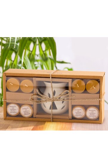 Geschenkset mit sechs braunen Teelichtern, sechs kleinen Behältern mit braunen Deckeln und Keramikgefäß mit Ausstanzungen, verpackt in brauner Pappschachtel mit Sichtfenster, Schnur um Schachtel gebunden