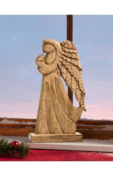 Engelfigur Skulptur in beigem Ton, stilisierte Form mit Flügeln aus Federrelief, auf rechteckigem Sockel stehend, vor Fenster mit Holzkasten, Dekoration mit roten Kugeln und Tannenzweig im Vordergrund