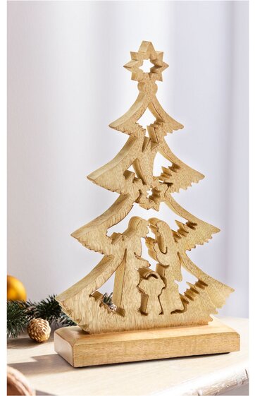 Holzfigur in Form eines Weihnachtsbaums, naturfarben, mit ausgeschnittenen Sternen, Engeln und drei Figuren, auf rechteckigem Holzsockel stehend