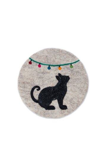 Runder, beigefarbener Teppich mit schwarzer Katze im Sitzen, bunte Lichterkette darüber, einfache flache Form