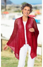 Rotes leicht transparentes Tuch mit strukturiertem Muster, asymmetrischer Saum, offen getragen von stehender Frau, locker und fließend
