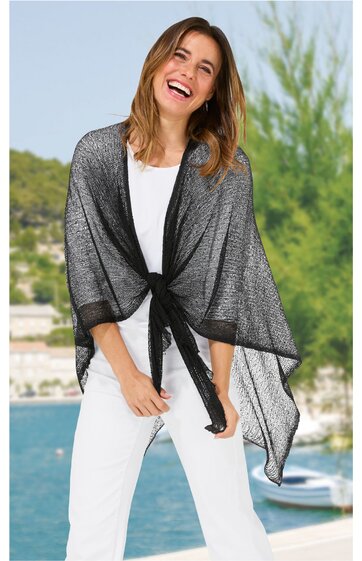 Transparentes, schwarzes Dreieckstuch mit feinem Netzmuster, vorne locker geknotet, getragen von lächelnder Frau, locker fallend, ohne zusätzliche Verzierungen