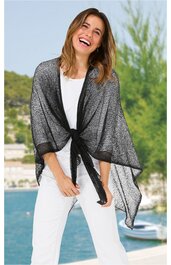 Transparentes, schwarzes Dreieckstuch mit feinem Netzmuster, vorne locker geknotet, getragen von lächelnder Frau, locker fallend, ohne zusätzliche Verzierungen