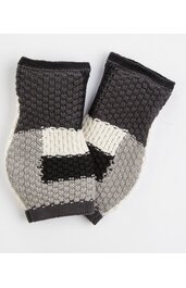 Gestrickte pulswärmer in dunkelgrau, hellgrau, schwarz und weiß, strukturierte Muster, offene Finger, elastische Ränder, flach nebeneinander liegend