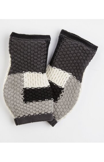 Gestrickte pulswärmer in dunkelgrau, hellgrau, schwarz und weiß, strukturierte Muster, offene Finger, elastische Ränder, flach nebeneinander liegend