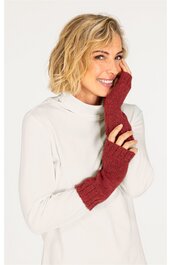 Weißer Rollkragenpullover, lange Ärmel, getragen von lächelnder Frau in Dreiviertelansicht, rote gestrickte Armstulpen mit Daumenloch, geripptes Muster