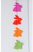 Deko-Girlande mit vier Kaninchenfiguren in Pink, Rot, Orange, Hellgrün, flache Form, an einer dünnen Schnur hängend, vor weißem Hintergrund