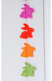 Deko-Girlande mit vier Kaninchenfiguren in Pink, Rot, Orange, Hellgrün, flache Form, an einer dünnen Schnur hängend, vor weißem Hintergrund
