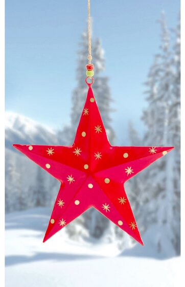 Roter fünfzackiger Stern als Weihnachtsdekoration, mit goldfarbenen Stern- und Schneeflockenmotiven, aufgehängt an Schnur mit Holzkugeln, vor winterlicher Schnee- und Waldlandschaft