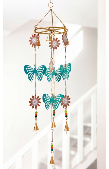 Windspiel mit goldfarbenem Metallring, hängende Dekorationen aus türkisfarbenen Schmetterlingen und rosafarbenen Blumen, bunte Perlen, kleine goldene Glocken als Abschluss, aufgehängt an Kette