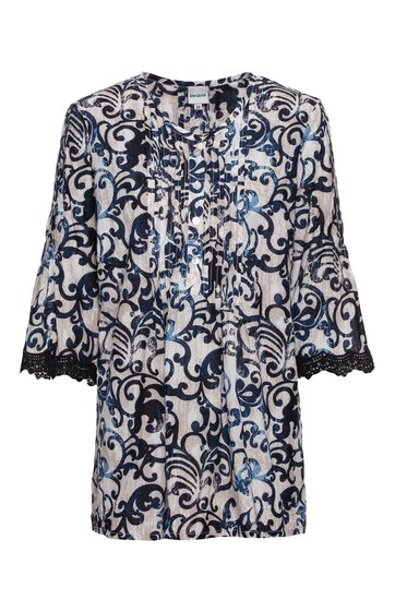 Bluse in Weiß mit dunkelblauem und hellblauem floralen Muster, A-Linien-Form, halblange Ärmel mit schwarzen Spitzenrändern, Rundhalsausschnitt mit kleiner Knopfleiste