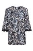 Bluse in Weiß mit dunkelblauem und hellblauem floralen Muster, A-Linien-Form, halblange Ärmel mit schwarzen Spitzenrändern, Rundhalsausschnitt mit kleiner Knopfleiste