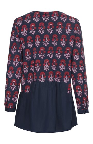 Damenbluse dunkelblau mit rot-weißem Blumenmuster, rundhals, lange Ärmel mit Bündchen, unterer Teil einfarbig dunkelblau, locker geschnitten