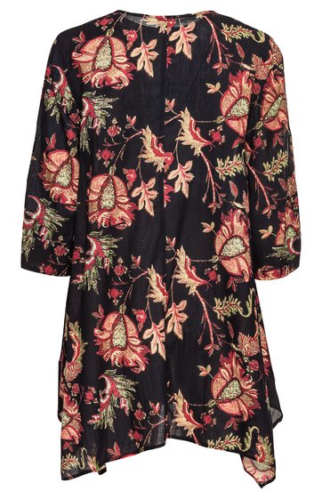 Schwarzes Kleid mit großem Blumenmuster in Rot und Grün, dreiviertellange Ärmel, Rundhalsausschnitt, asymmetrischer, leicht ausgestellter Saum