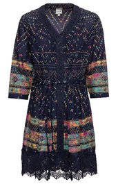 Dunkelblaues Kleid mit buntem Ethno-Muster, V-Ausschnitt, halblange Ärmel, Taillenbund mit Kordel, gehäkelter Spitzenabschluss am Saum