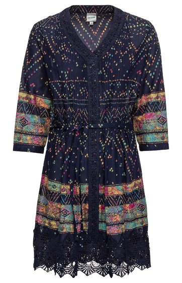 Dunkelblaues Kleid mit buntem Ethno-Muster, V-Ausschnitt, halblange Ärmel, Taillenbund mit Kordel, gehäkelter Spitzenabschluss am Saum