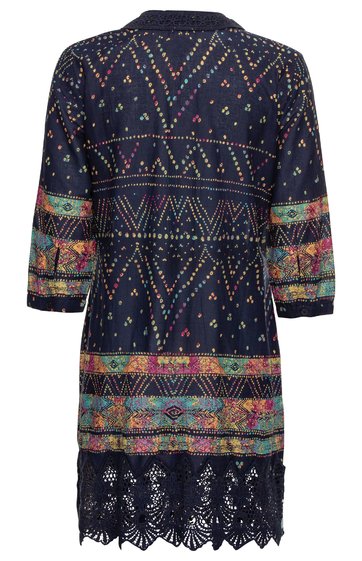 Dunkelblaues Kleid mit buntem Ethno-Muster, 3/4-Ärmel mit ähnlichem Muster, gerader Schnitt, Hakenverschluss am Rücken, Saum mit schwarzer Spitzenborte, knielang