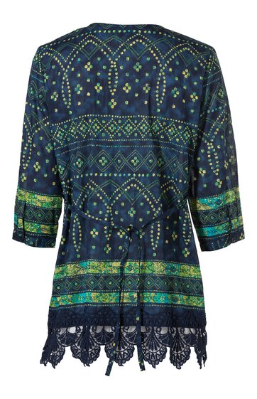 Dunkelblauer Damenmantel mit grünem, gelbem und blauem Ethno- Muster, halblange Ärmel, lockere Passform, verstellbarer Taillenzug, unterer Saum mit gehäkelter Quaste, hinten gesehen